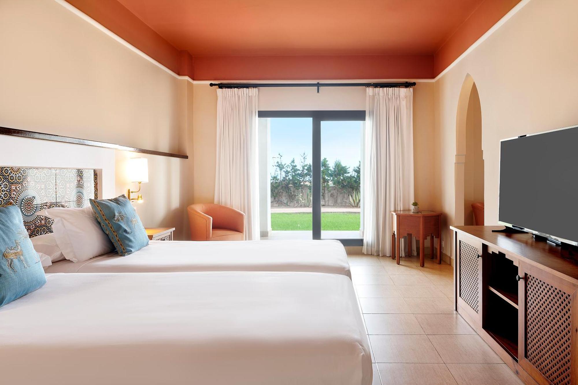 Iberostar Waves Saidia Hotel Ngoại thất bức ảnh A room at the Hilton Garden Inn in Cancun, Mexico