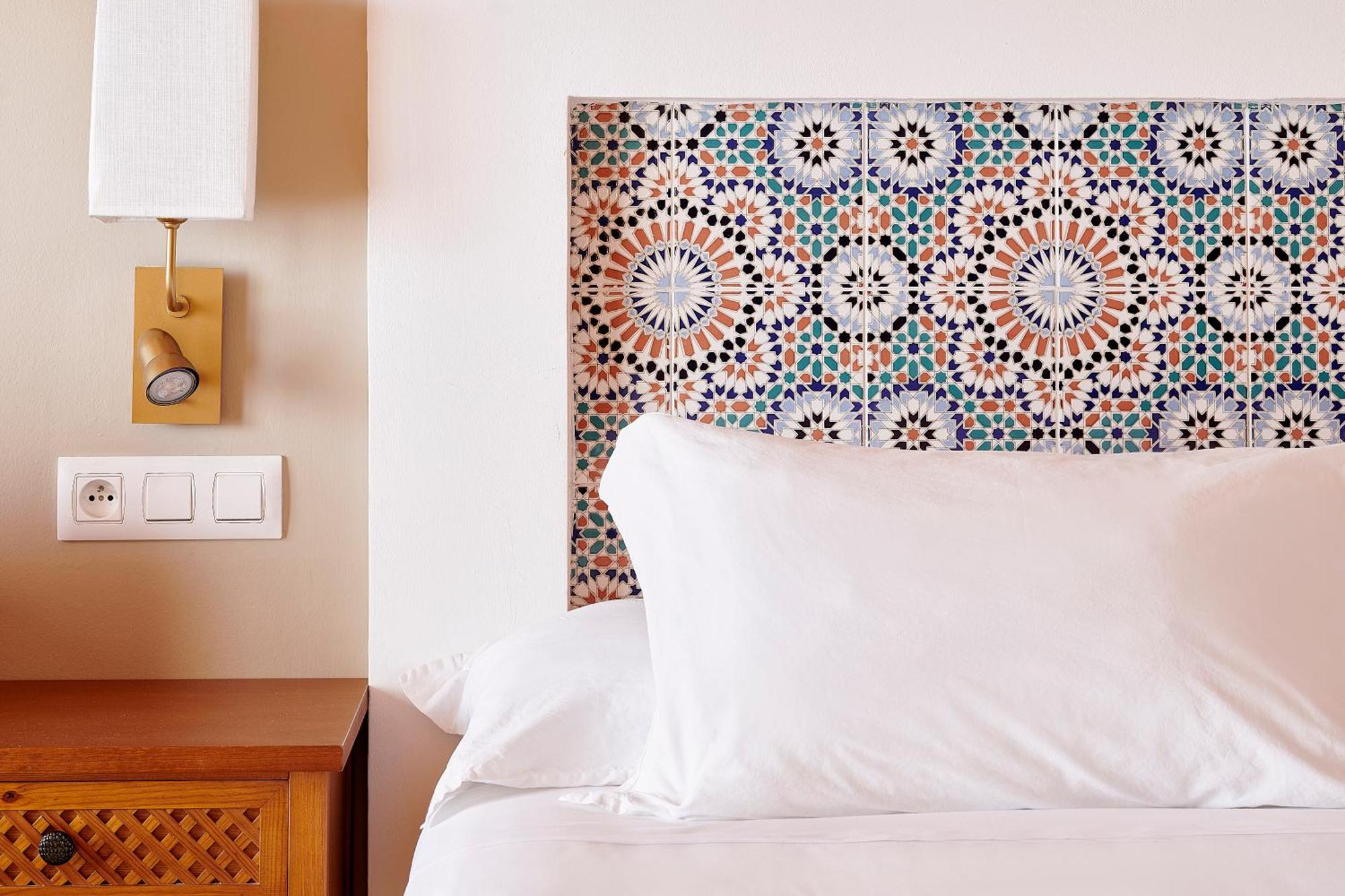 Iberostar Waves Saidia Hotel Ngoại thất bức ảnh A bed with a headboard